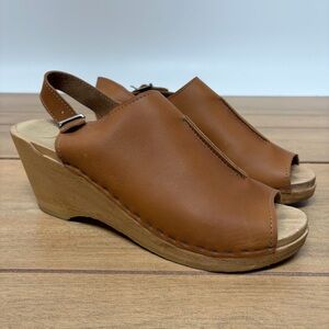 No. 6 Brand Front Seam Cognac Wood Platform
